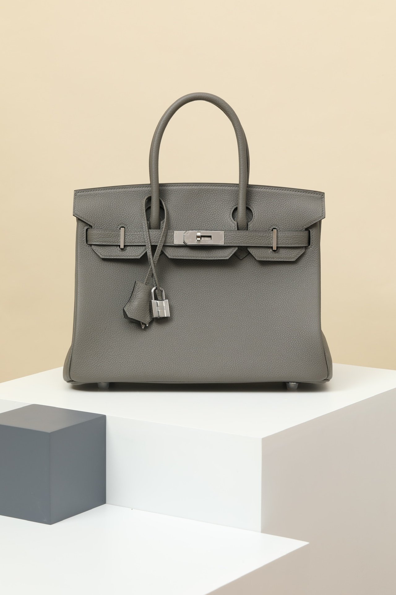 Birkin 30 detail image 1 sourced from womanlvbag.com