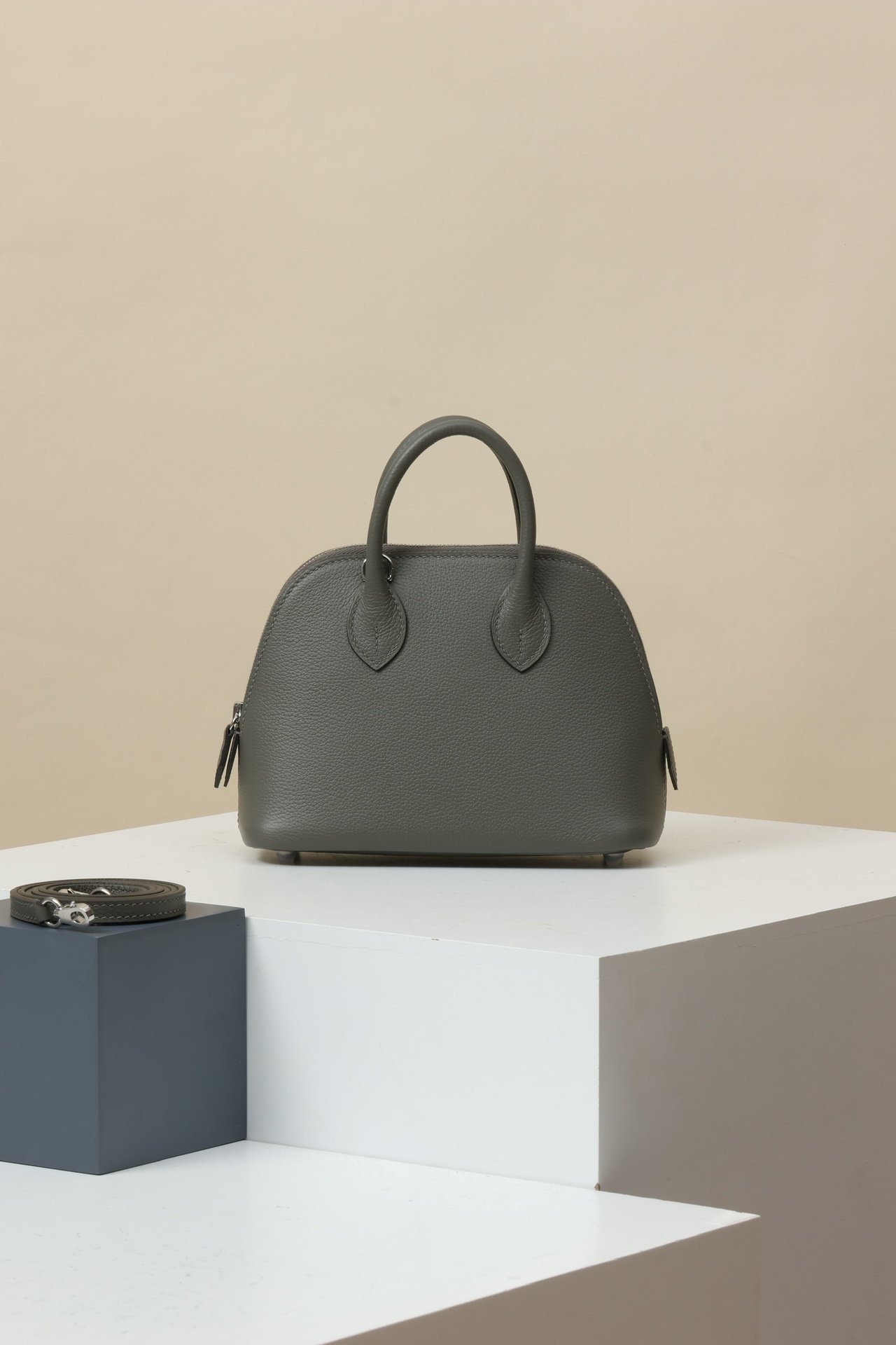 Hermès Mini Bolide 1923 18 – Evercolor Calfskin 0L Gris Nuage PHW detail image 1 sourced from womanlvbag.com