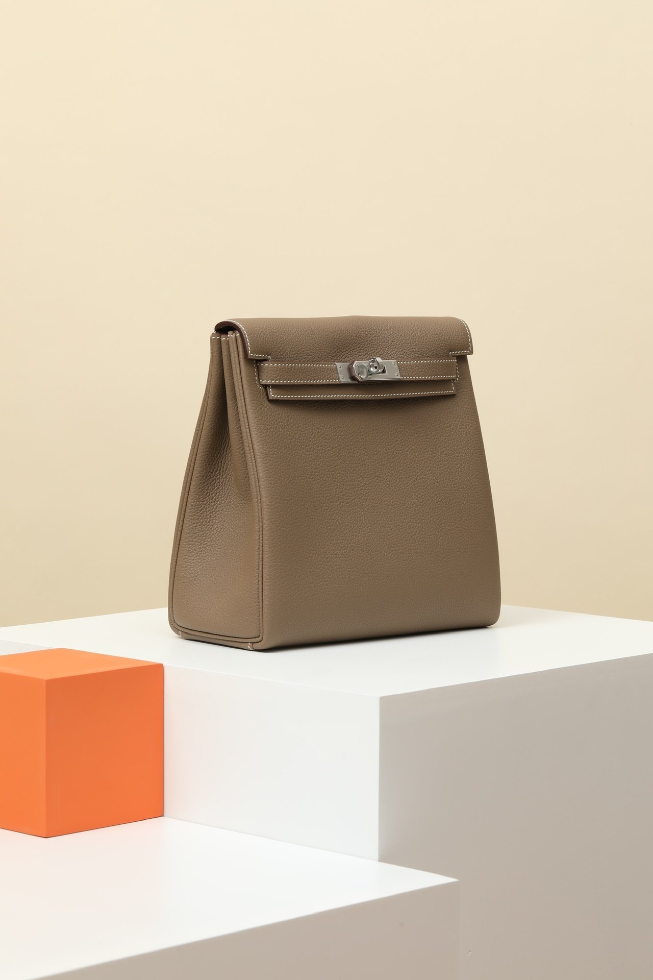 Hermès Hac à Dos GM Togo 18 Étoupe PHW detail image 2 sourced from womanlvbag.com
