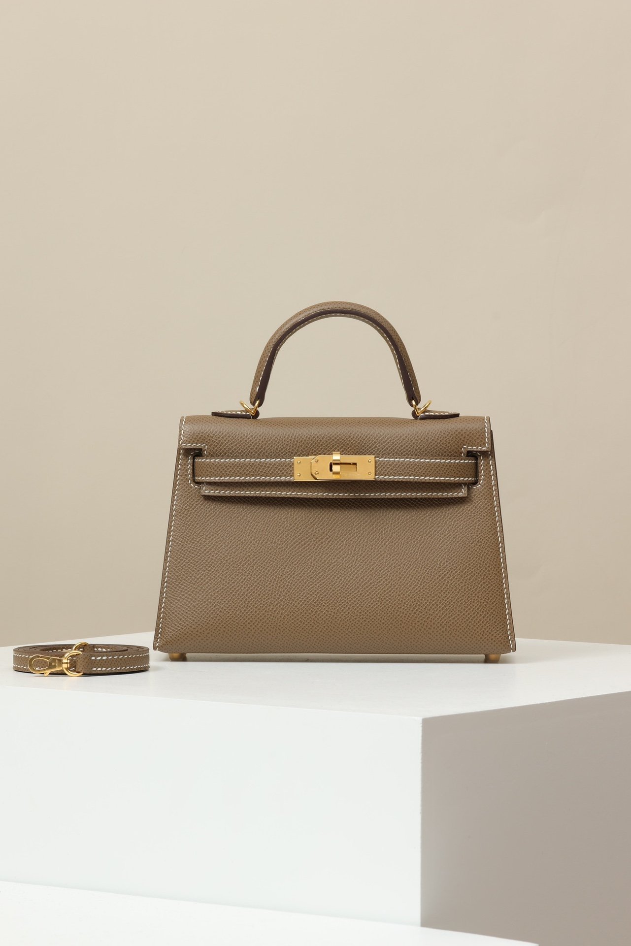 Mini Kelly 19 G2 detail image 1 sourced from womanlvbag.com