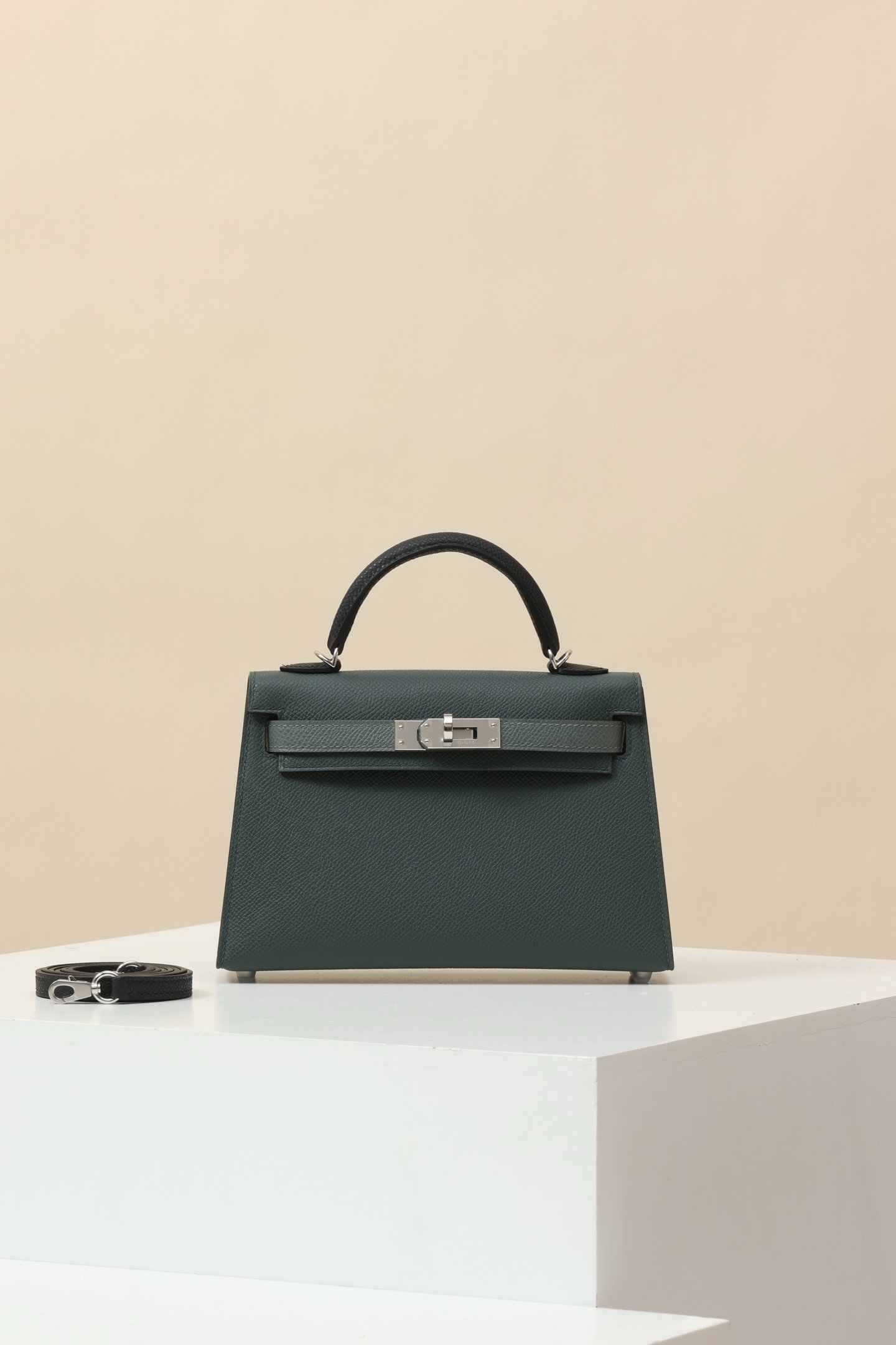 Hermès Mini Kelly 19 Generation II detail image 1 sourced from womanlvbag.com