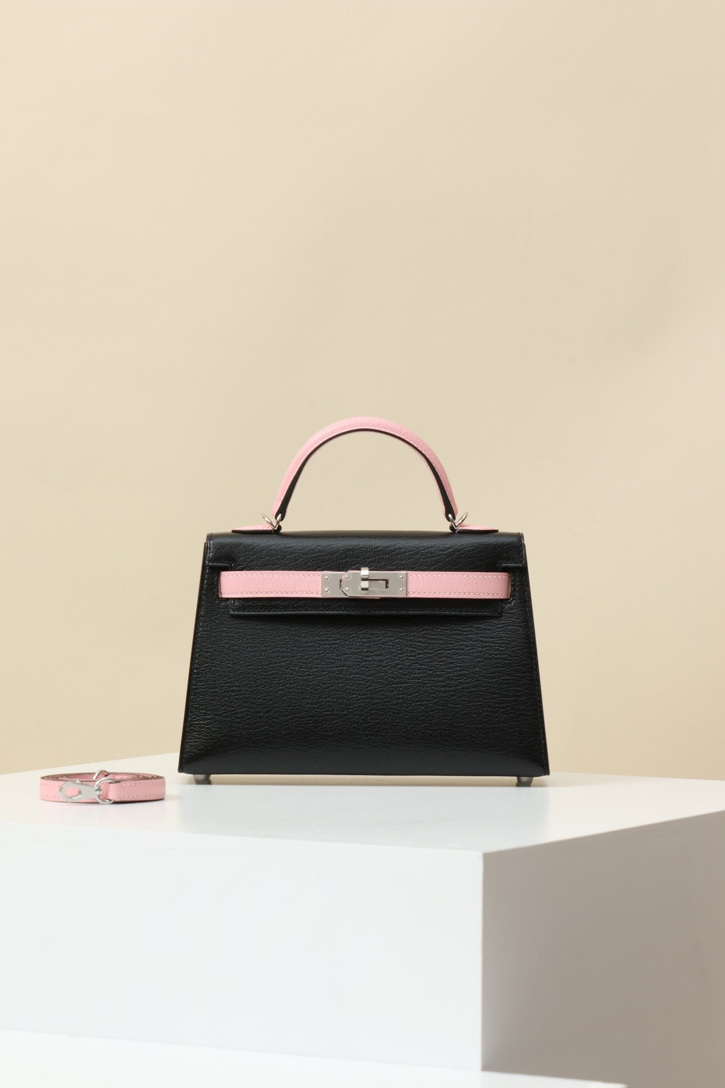 Hermès Mini Kelly II (Generation 2) detail image 1 sourced from womanlvbag.com