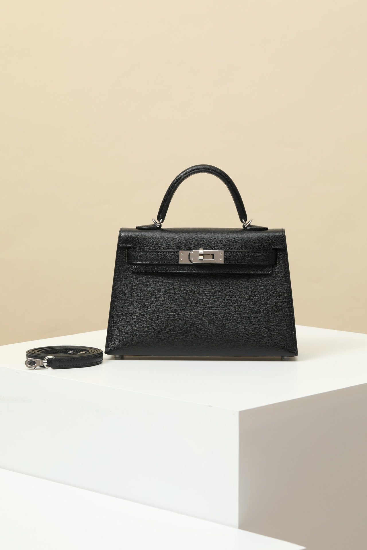 Hermès Mini Kelly II 19 – Chèvre Leather in Noir (89) & Vert Origan (M1) PHW detail image 1 sourced from womanlvbag.com