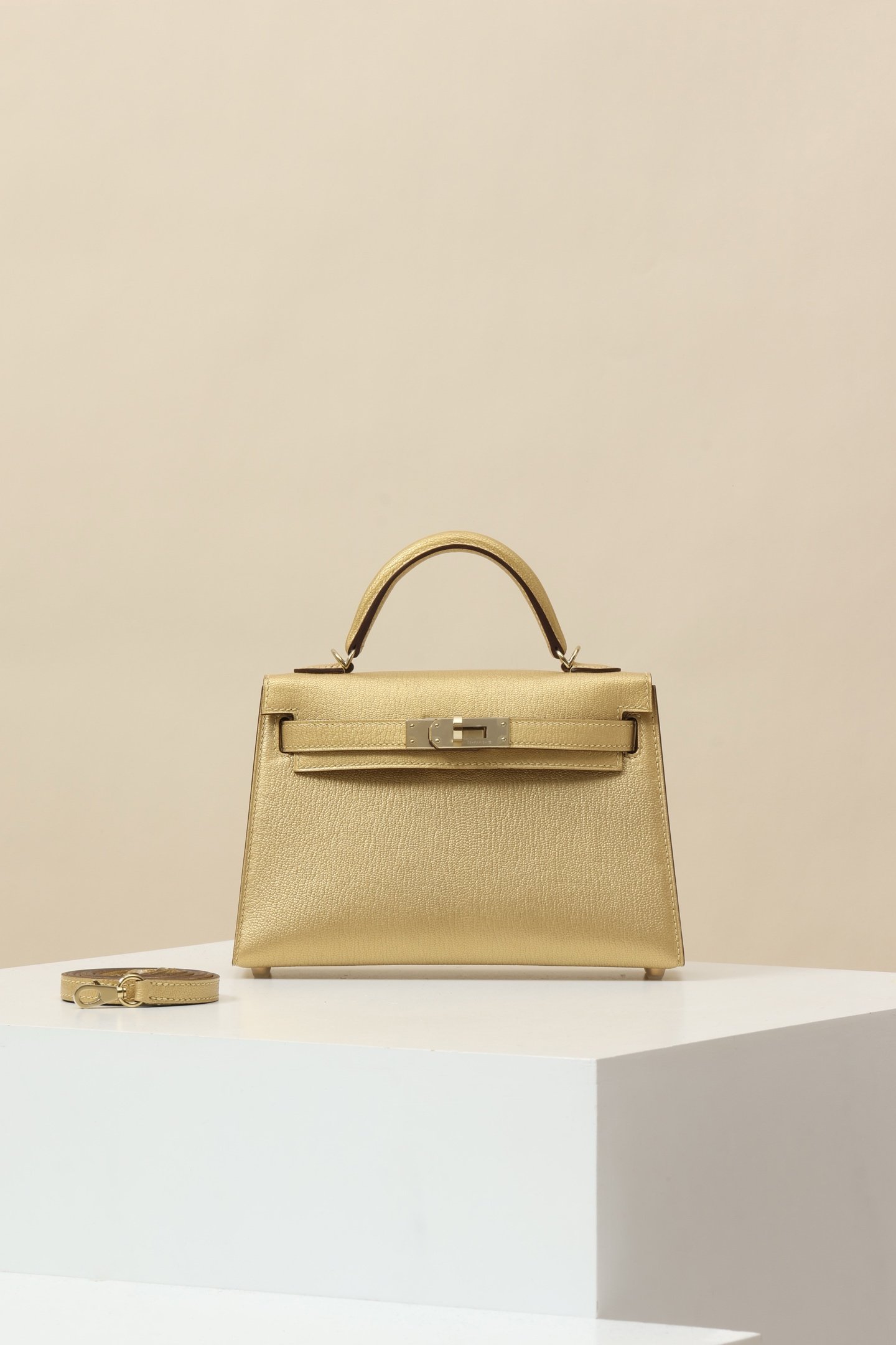 Hermès Mini Kelly II (Generation 2) detail image 1 sourced from womanlvbag.com