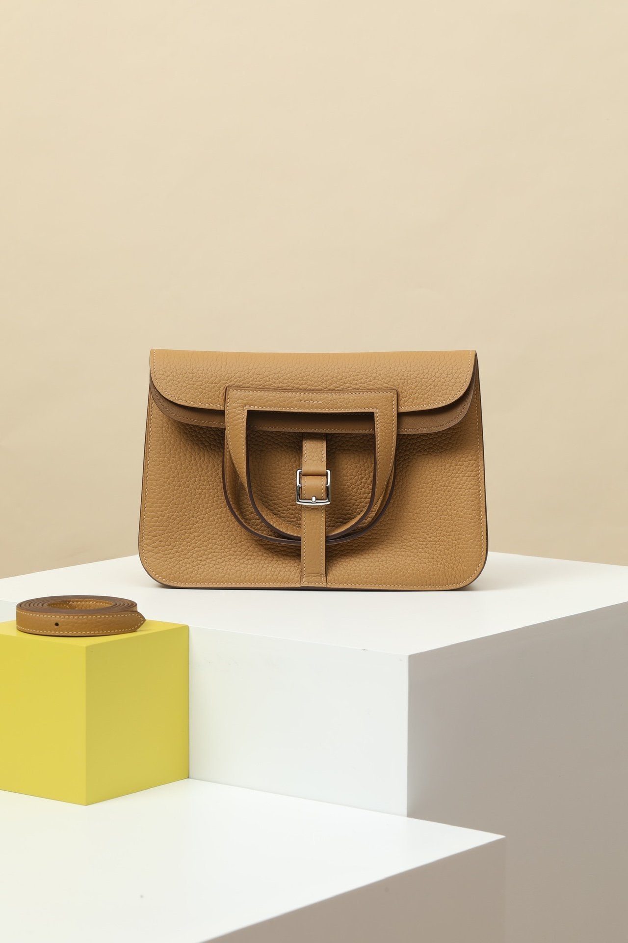 Hermès Halzan 25 detail image 1 sourced from womanlvbag.com