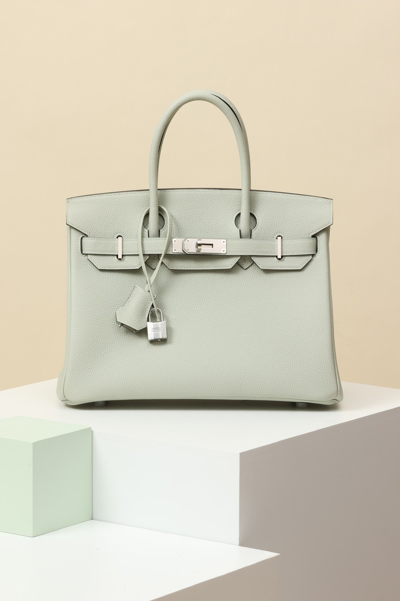 Birkin 30 detail image 1 sourced from womanlvbag.com