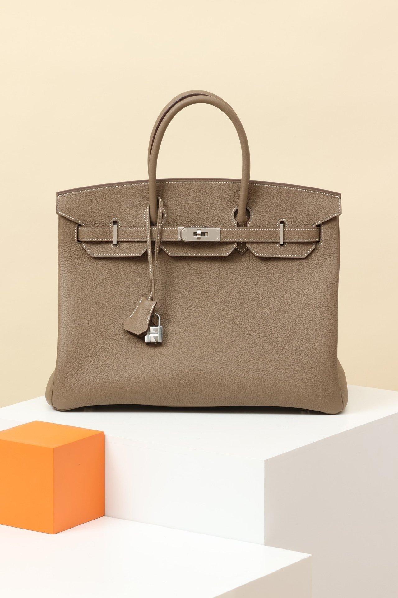Birkin 35 detail image 1 sourced from womanlvbag.com