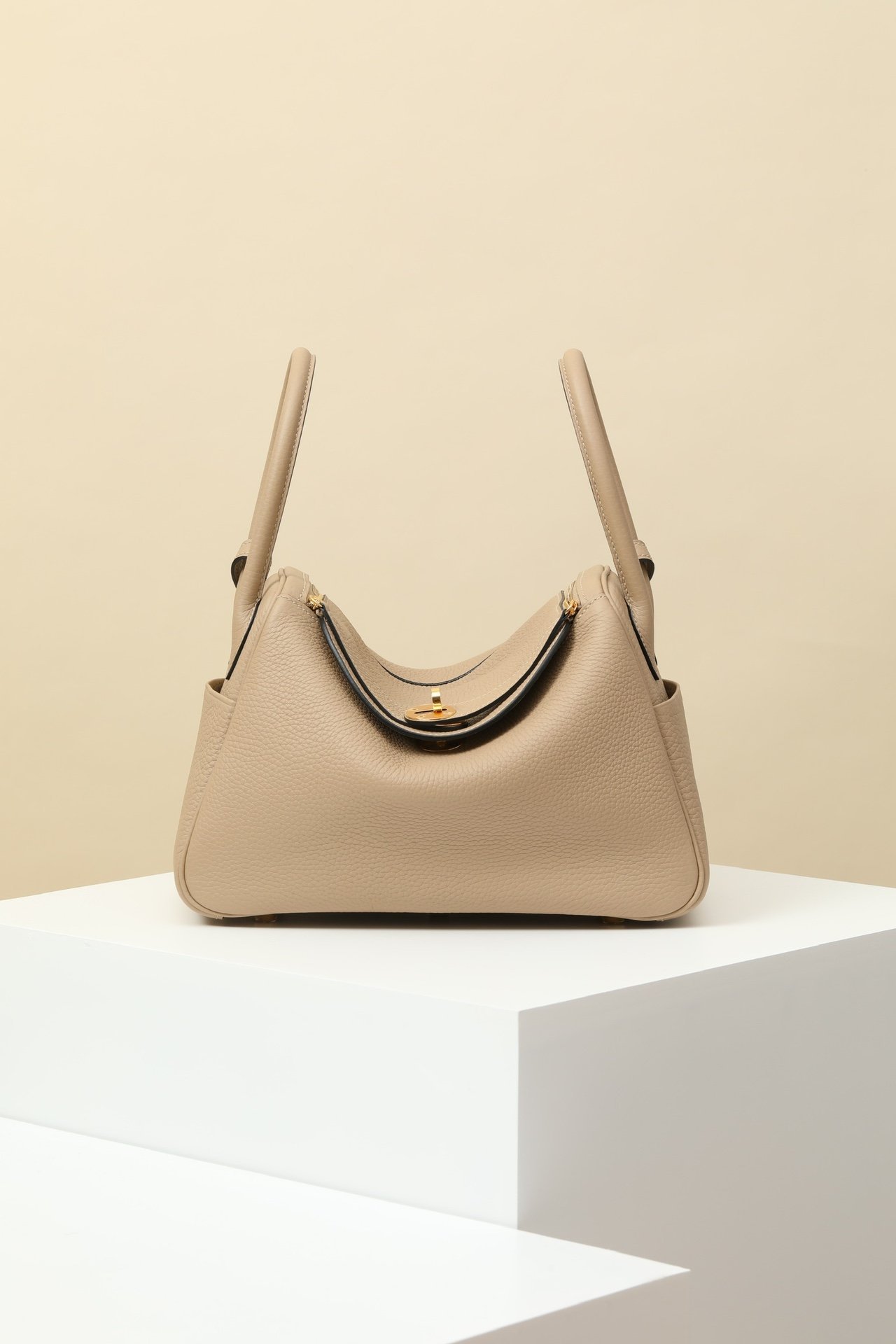Hermès Lindy 26 in size 26cm detail image 1 sourced from womanlvbag.com