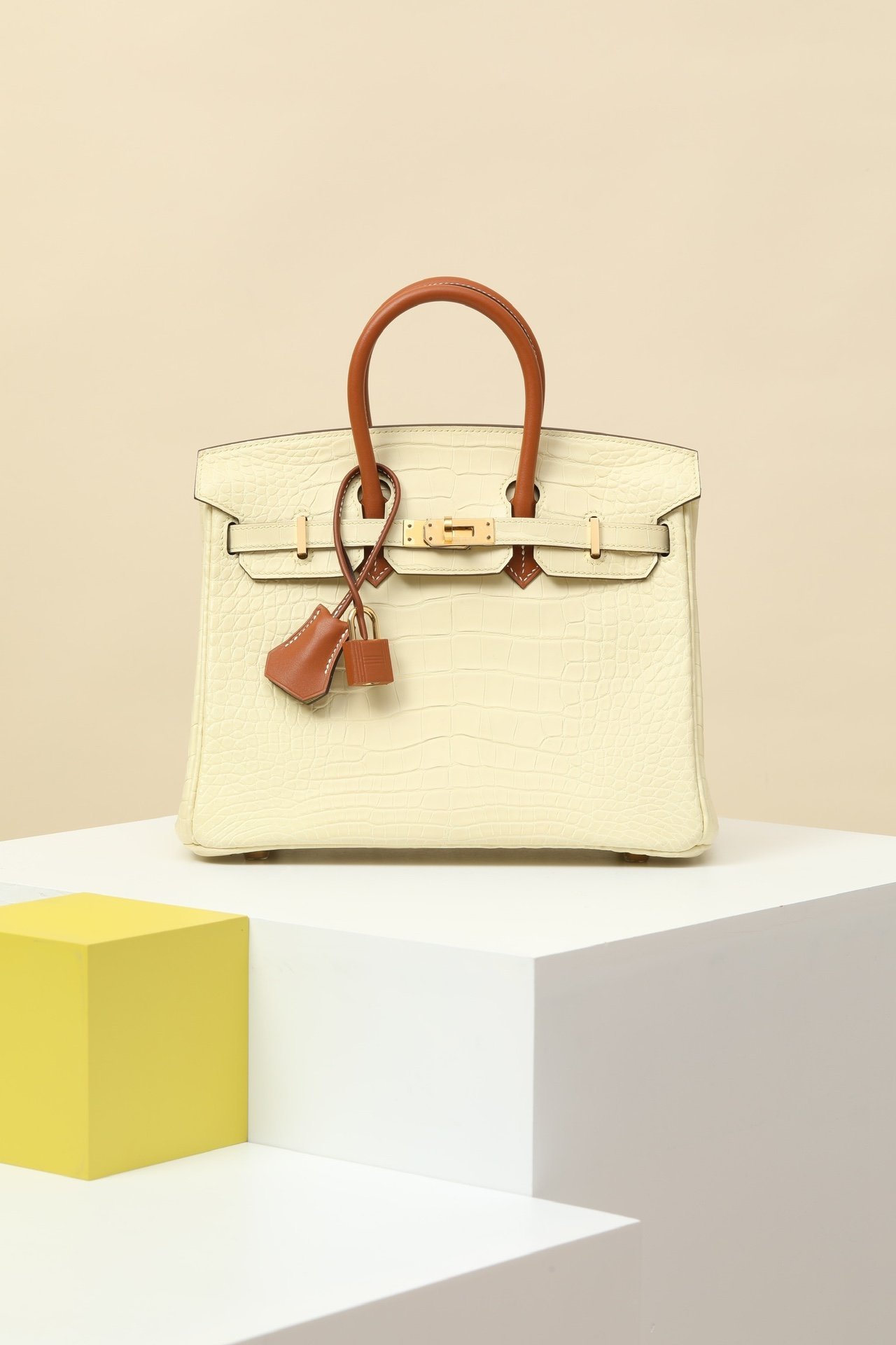 Hermès Birkin 25 detail image 1 sourced from womanlvbag.com
