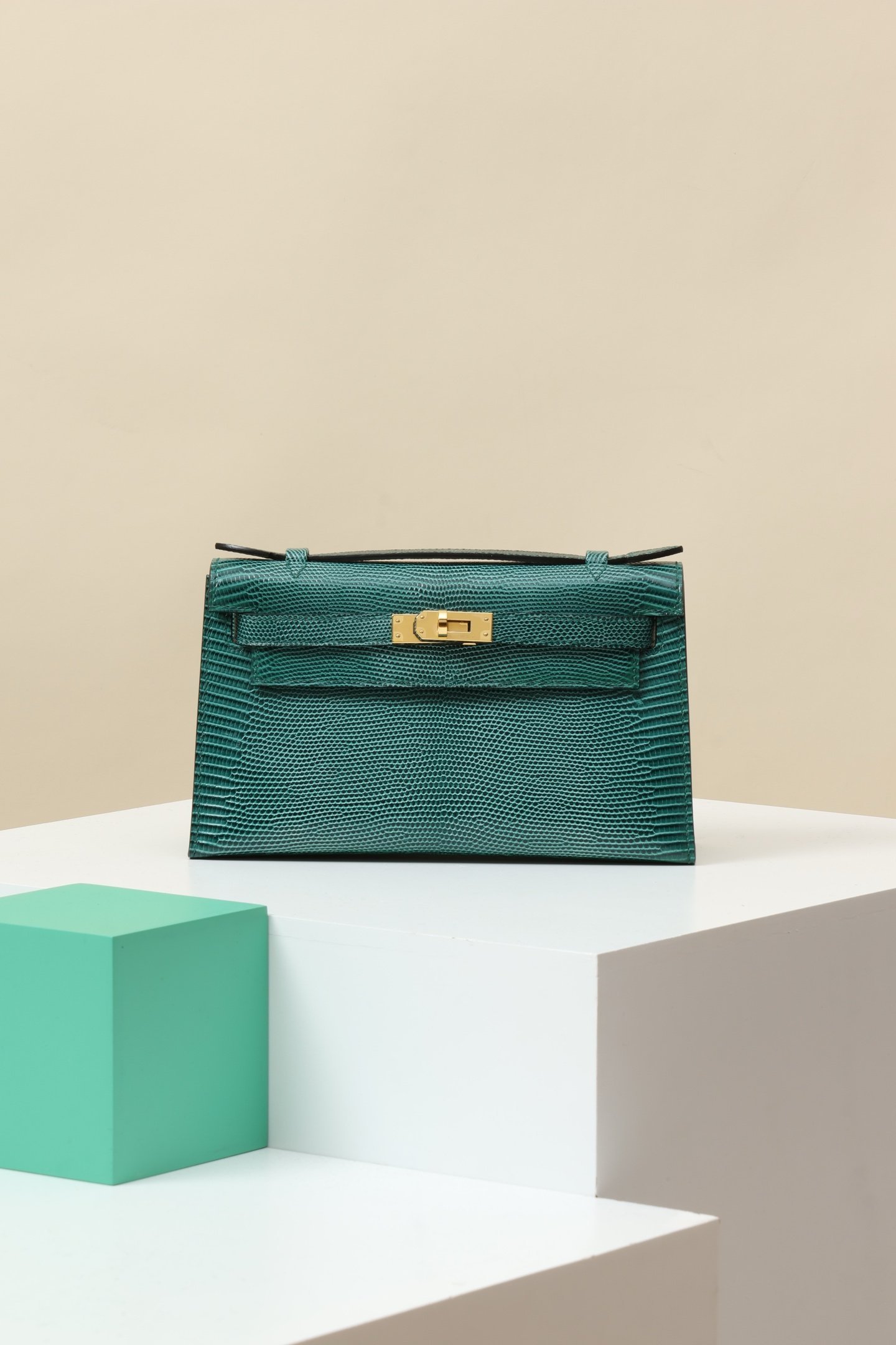 Hermès Mini Kelly 22 (Generation I) detail image 1 sourced from womanlvbag.com